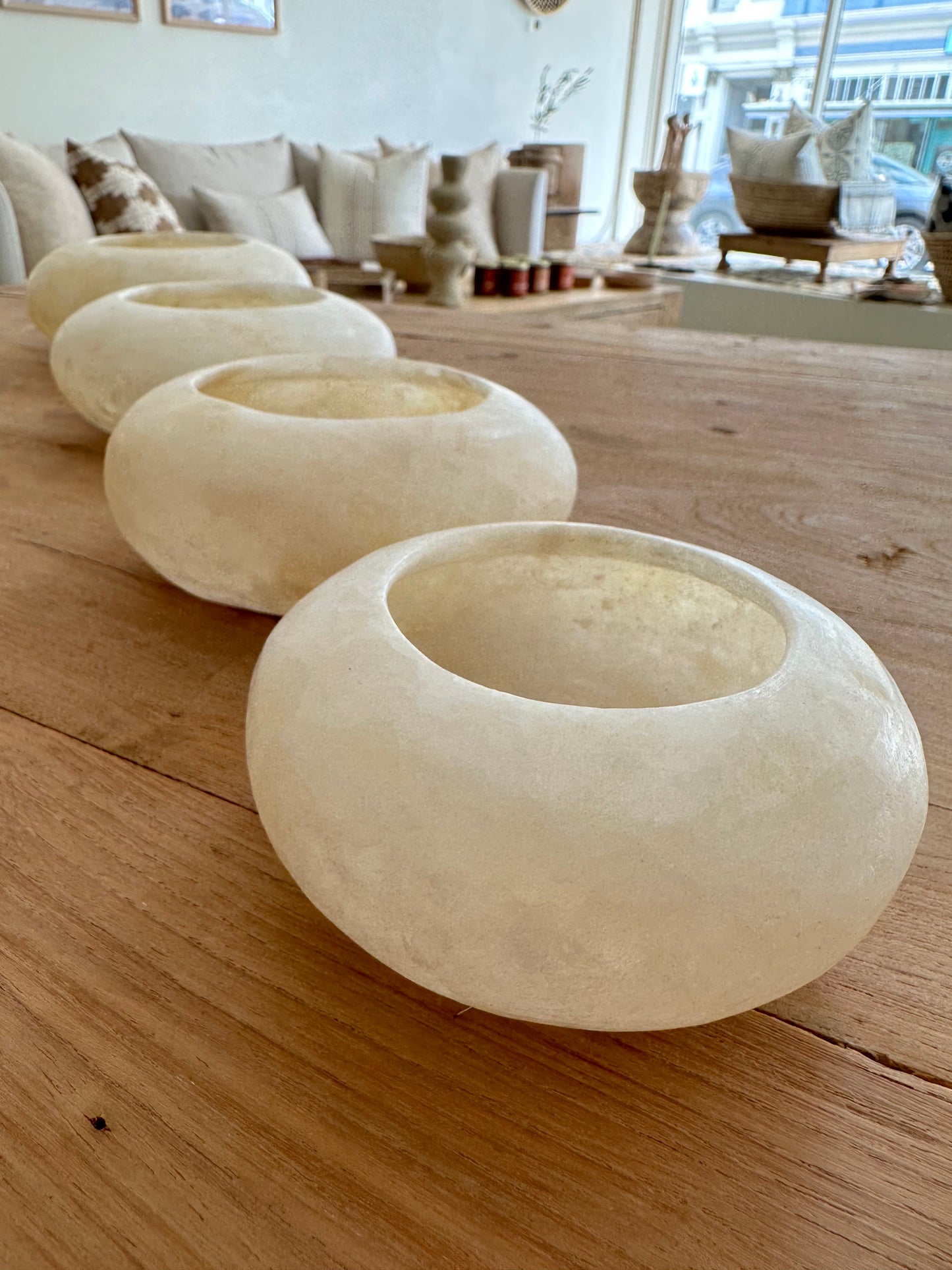 
                  
                    4 different sized Disc Shaped Votive placed on a diagonal 
                  
                