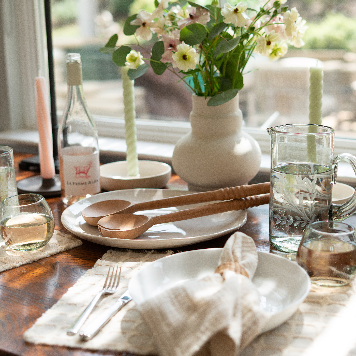 
                  
                    Table scape highlighting a serving plater
                  
                
